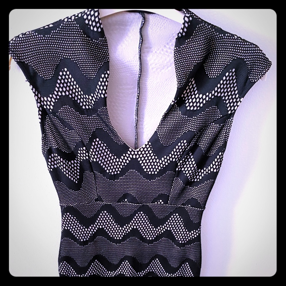 AKIRA body con dress in a slimming wavy pattern M